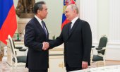 Wang Yi and Vladimir Putin on 22 February. (© picture alliance/dpa/TASS / Anton Novoderezhkin)