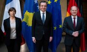 Kosova Başbakanı Albin Kurti (ortada), Fransa Dışişleri Bakanı Catherine Colonna ve Almanya Şansölyesi Olaf Scholz ile birlikte. (©picture alliance / ASSOCIATED PRESS / Sven Hoppe)