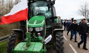 Polish farmers protest against grain imports near the Ukrainian border on 16 April 2023. (© picture alliance / AA / Jakub Porzycki)
