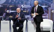 Путин и Лукашенко на форуме ЕврАзЭС в минувшую среду. (© picture-alliance/dpa/ТАСС/Михаил Терещенко)