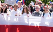 Neben Oppositionsführer Donald Tusk (2. v.l.) nahm auch Ex-Präsident und Friedensnobelpreisträger Lech Wałęsa (2.v.r.) an der Kundgebung teil. (© picture-alliance/ASSOCIATED PRESS / Czarek Sokolowski)