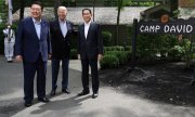 Südkoreas Präsident Yoon Suk-yeol, sein US-Amtskollege Joe Biden und Japans Premier Fumio Kishida im Camp David am 18. August. (© picture alliance / ASSOCIATED PRESS / Masanori Genko)