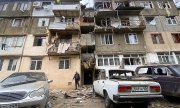 Ein von Granaten beschossenes Gebäude in Stepanakert am 19. September 2023. (© picture alliance / ASSOCIATED PRESS / Siranush Sargsyan)