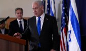 Israels Premier Netanjahu und US-Außenminister Blinken (hinten) am 12. Oktober im israelischen Verteidigungsministerium. (© picture alliance / ASSOCIATED PRESS / Jacquelyn Martin)
