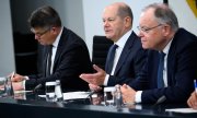 German Chancellor Olaf Scholz (centre) with Boris Rhein (left), minister president of Hesse, and Stephan Weil, leader of Lower Saxony, on 7 November. (© picture alliance/dpa/Bernd von Jutrczenka)