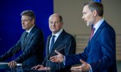 Pressekonferenz zur Haushaltseinigung: Wirtschaftsminister Habeck (links), Kanzler Scholz und Finanzminister Lindner. (© picture alliance/dpa / Michael Kappeler)