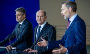 Conférence de presse après l'accord sur le budget : le ministre de l'Economie Robert Habeck (à gauche), le chancelier Olaf Scholz et le ministre des Finances, Christian Lindner. (© picture alliance/dpa / Michael Kappeler)