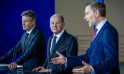 Pressekonferenz zur Haushaltseinigung: Wirtschaftsminister Habeck (links), Kanzler Scholz und Finanzminister Lindner. (© picture alliance/dpa / Michael Kappeler)