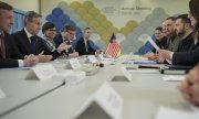 US-Außenminister Antony Blinken (links) und der ukrainische Präsident Wolodymyr Selenskyj (Mitte, rechts) besprechen sich in Davos. (© picture alliance/ASSOCIATED PRESS/Markus Schreiber)