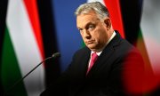 Das 50-Milliarden-Euro-Paket hätte im Dezember 2023 verabschiedet werden sollen, was Ungarns Premier Orbán jedoch verhindert hatte. (© picture alliance / ASSOCIATED PRESS / Denes Erdos)