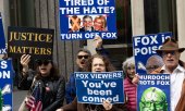 Archivbild von Protesten gegen den TV-Sender Fox und dessen bekanntesten Journalisten. Das Foto des gefeuerten Carlson ist durchgekreuzt. (© picture alliance / ZUMAPRESS.com / Gina M Randazzo)