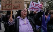 Сторонники инициативы 29 февраля 2024 года в Париже. (© picture-alliance/Associated Press/Мишель Ойлер)