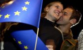 Sur le pont Charles à Prague, un jeune couple célèbre l'adhésion de la République tchèque à l'UE, le 1er Mai 2004.  (© picture-alliance/dpa/Rene_Volfik)