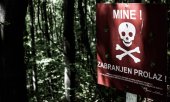 Mine warning sign near Srebrenica, Bosnia. (© picture-alliance/Juergen Feichter / EXPA / picturedesk.com)