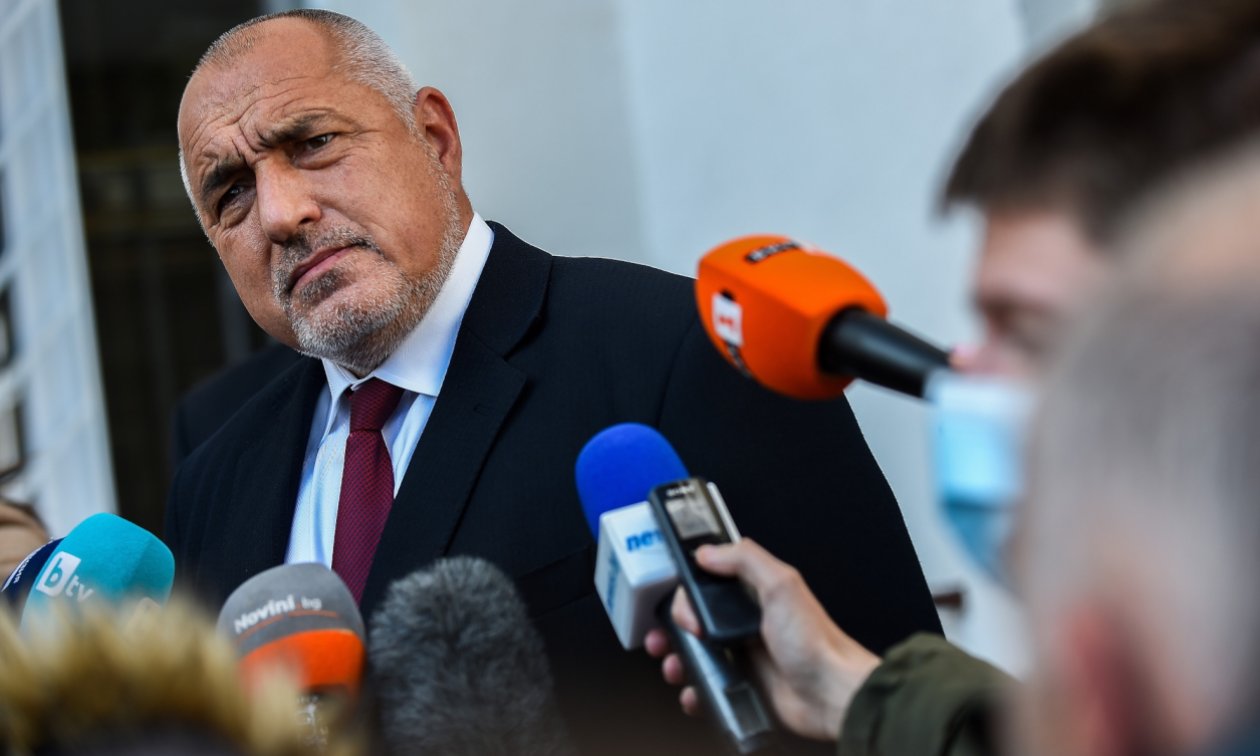 Boyko Borisov, several times Bulgarian prime minister and leader of the conservative Gerb party, faces the press in 2021. (© picture alliance / AA / Borislav Troshev)