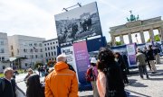 Pariser Platz im Mai 2025: Ausstellung zum Gedenken des Kriegsende vor 80 Jahren. (© picture alliance / Rainer Keuenhof)