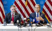 Торговый представитель США Джеймисон Грир (слева) и министр финансов США Скотт Бессент. Женева, 12 мая 2025 года. (© picture-alliance/Keystone/Жан-Кристоф Ботт)
