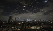 Israeli air defence forces intercept Iranian missiles over Tel Aviv on 15 June. (© picture alliance/ASSOCIATED PRESS/Leo Correa)