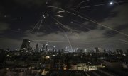 La défense antiaérienne israélienne intercepte des missiles iraniens, le 15 juin, au-dessus de Tel Aviv. (© picture alliance/ASSOCIATED PRESS/Leo Correa)