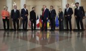 Участники встречи в Белом доме: председатель Еврокомиссии Урсула фон дер Ляйен, Кир Стармер, президент Финляндии Александр Стубб, Владимир Зеленский, Дональд Трамп, Эмманюэль Макрон, Джорджия Мелони, Фридрих Мерц и генеральный секретарь НАТО Марк Рютте. (© picture alliance/Associated Press/Алекс Брэндон)
