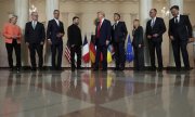Les participants au sommet de Washington à la Maison-Blanche : la présidente de la Commission européenne Ursula von der Leyen, Keir Starmer, le président finlandais Alexander Stubb, Volodymyr Zelensky, Donald Trump, Emmanuel Macron, Giorgia Meloni, Friedrich Merz et le secrétaire général de l'OTAN Mark Rutte. (© picture alliance / ASSOCIATED PRESS  Alex Brandon)