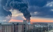 Bryansk şehrinde Druzhba boru hattına bağlı bir depolama tesisinde çıkan yangın, 25 Nisan 2022. (© picture alliance / ASSOCIATED PRESS / Uncredited)