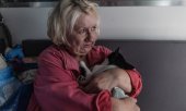 Eine Frau und ihre Katze vor der Evakuierung aus Kostjantyniwka durch ukrainische Rettungskräfte am 8. September 2025. (© picture alliance / Anadolu / Diego Herrera Carcedo)
