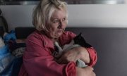 Eine Frau und ihre Katze vor der Evakuierung aus Kostjantyniwka durch ukrainische Rettungskräfte am 8. September 2025. (© picture alliance / Anadolu / Diego Herrera Carcedo)