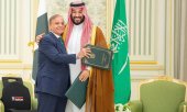 Pakistani Prime Minister Shehbaz Sharif with Saudi Crown Prince Muhammad bin Salman in Riyadh on Wednesday. (© picture alliance / ASSOCIATED PRESS / Saudi Press Agency)