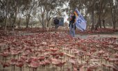 Trauernde Frau auf dem Gelände des von der Hamas überfallenen Supernova-Musikfestivals am Vortag des Jahrestages. (© picture alliance/dpa / Ilia Yefimovich)