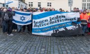 Mahnwache nach einem Brandanschlag auf die Synagoge in Oldenburg am 05. April 2024. (© picture alliance / Eibner-Pressefoto / Fabian Steffens)