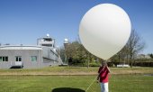 A weather balloon being launched in the Netherlands in 2020. (© picture-alliance/dpa)