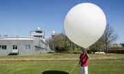 Start eines Wetterballons in den Niederlanden 2020. (© picture-alliance/dpa) Start eines Wetterballons in den Niederlanden 2020. (© picture-alliance/dpa)