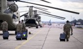 Вертолёты ВВС США в аэропорту имени Михаила Когэлничану в Румынии. В рамках расширенной миссии НАТО по охране воздушного пространства на южном направлении там размещён контингент военнослужащих из целого ряда стран альянса. (© picture-alliance/dpa/Бернд фон Ютрченка)