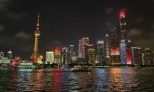 Shanghai's skyline at night. (© picture alliance / CFOTO)