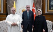 Le pape, Léon XIV, en compagnie du président turc, Recep Tayyip Erdoğan, et de sa femme, Emine. (© picture-alliance/Hans Lucas/Vatican Media)
