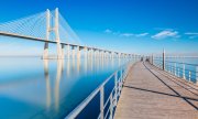 Die zwölf Kilometer lange Vasco-da-Gama-Brücke über den Tejo bei Lissabon. (© picture-alliance/ Zoonar / Roman Smirnov)