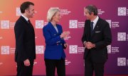 EU-Kommissionspräsidentin Ursula von der Leyen zusammen mit dem französischen Präsidenten Emmanuel Macron und dem Direktor der Internationalen Atomenergie-Agentur Rafael Grossi (rechts).
(© picture alliance / Hans Lucas / POOL UNION EUROPEENNE / AGENCE HANS LUCAS)