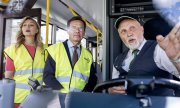 Energieministerin Ebba Busch und Ministerpräsident Ulf Kristersson in einem Busdepot in Gustavsberg bei Stockholm. (© picture alliance / TT NYHETSBYRÅN / Christine Olsson/TT)