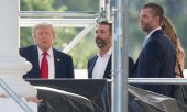 Donald Trump with his sons Donald Jr. and Eric Trump, who run the family businesses. (© picture alliance / AP Photo/Manuel Balce Ceneta)