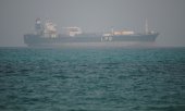 Un méthanier dans des eaux situées au nord du détroit de Bab Al-Mandab, au Yémen. (© picture alliance / ASSOCIATED PRESS / Abdulnasser Alseddik)