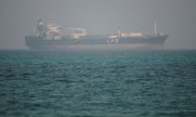 Ein Flüssiggas-Tanker in Gewässern nördlich der Bab-el-Mandeb-Straße im Jemen. (© picture alliance / ASSOCIATED PRESS / Abdulnasser Alseddik)