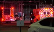 Krankenwagen fahren nach Abbruch der Hinrichtung auf das Gefängnisgelände in Nashville. (© picture-alliance/dpa)