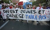 13 Ekim 2026'da Paris'te düzenlenen gösteride taşınan bir pankart: "Biz gençliğiz ve susmayacağız." (© picture-alliance/MAXPPP / Julien Mattia / Le Pictorium)