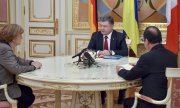 Merkel and Hollande visiting Ukrainian President Poroshenko. (© picture-alliance/dpa)