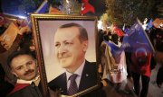 Erdoğans AKP erhielt knapp 50 Prozent der Stimmen und damit rund neun Prozentpunkte mehr als noch im Juni. (© picture-alliance/dpa)