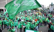 Des fonctionnaires grévistes lors d'une manifestation à Bruxelles. (© picture-alliance/dpa)