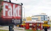 Plakat zum Start der Boulevardzeitung Fakt im Jahr 2003, die dem deutsch-schweizerischen Joint-Venture Ringier Axel Springer gehört. (© picture-alliance/dpa)