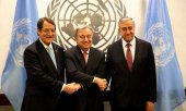 Kıbrıs Cumhuriyeti Cumhurbaşkanı Nikos Anastasiades, BM Genel Sekreteri António Guterres ve Kıbrıslı Türklerin lideri Mustafa Akıncı (sol baştan) (© picture-alliance/dpa)