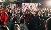 Vetevendosje supporters celebrating the election results in Priština. (© picture-alliance/dpa)